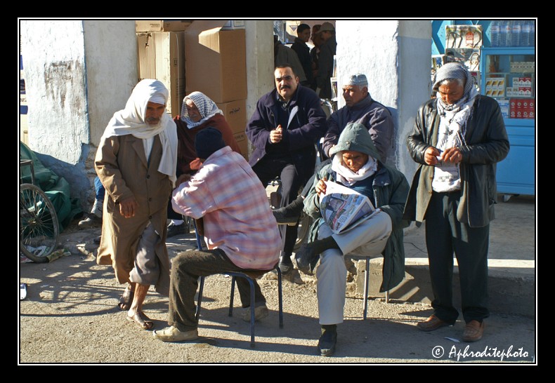 221 Kairouan, palabres sur la place du souk